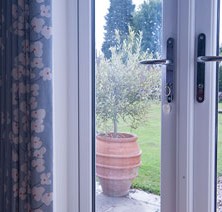 23-bedroom-garden-room-patio-doors